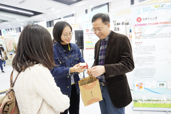 任书记现场指导特色小镇学生团队.jpg