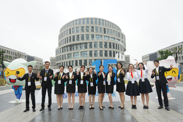 我校参赛六支学生团队合影.jpg
