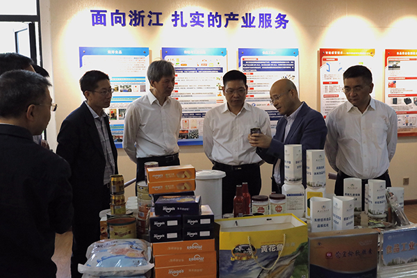食品学院韩剑众向省粮食局周维亮局长介绍学校食品学科-gw.jpg