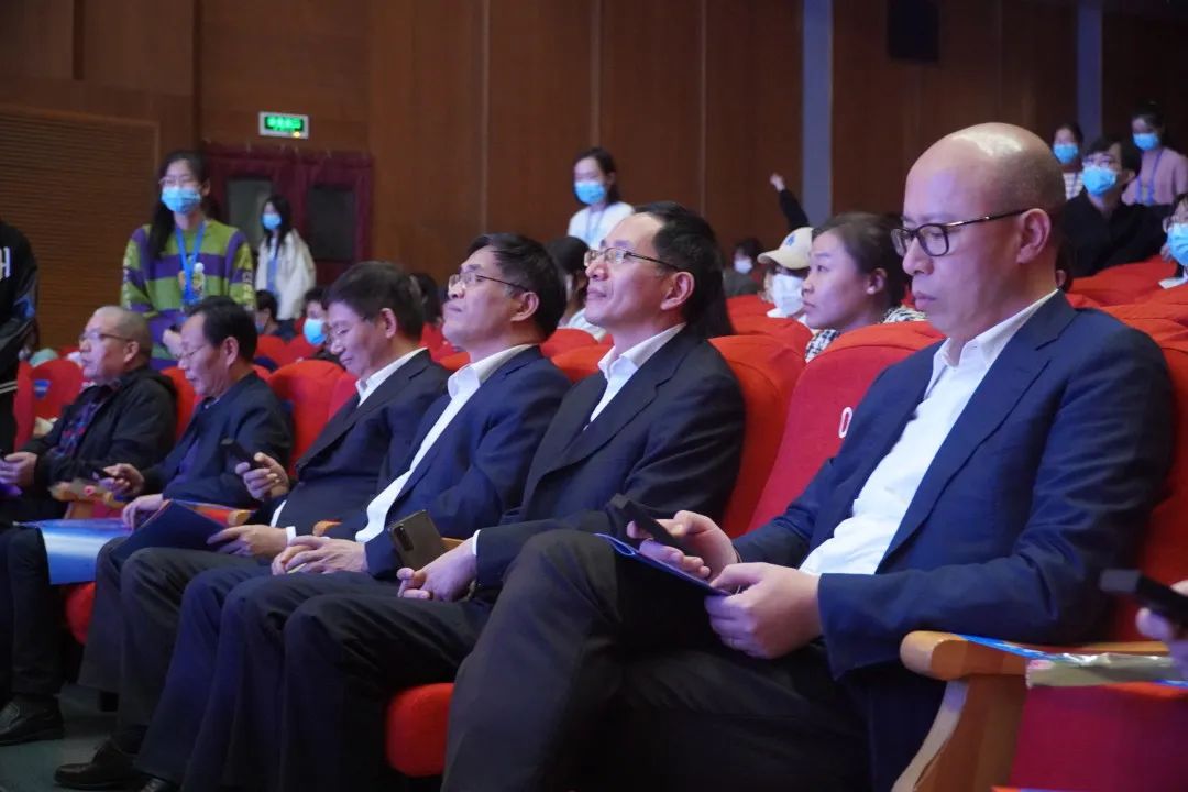 2嘉宾现场投票.jpg