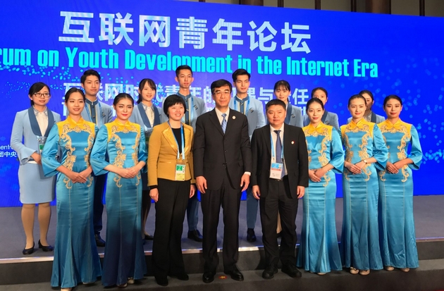 共青团中央书记处第一书记秦宜智与我校志愿者合影.jpg